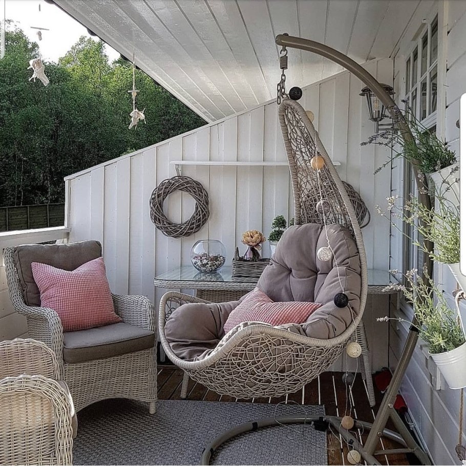 Подвесное кресло на террасе