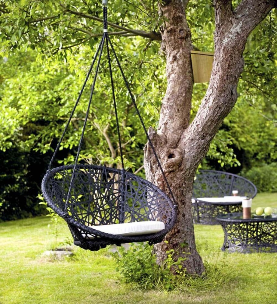 Качели в саду