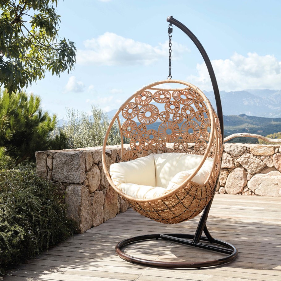 Кресло кокон на веранде