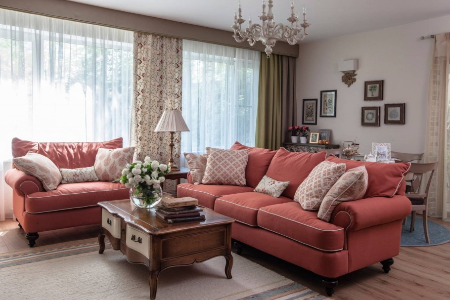 Мягкая мебель терракотового цвета в интерьере
