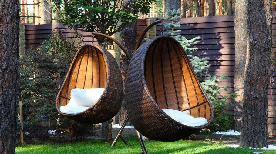 Качели кокон под перголой