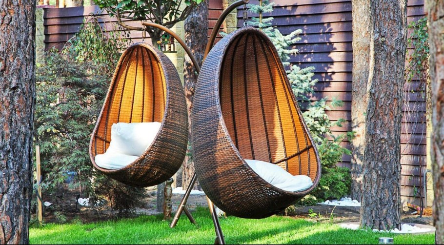 Кресло кокон в саду