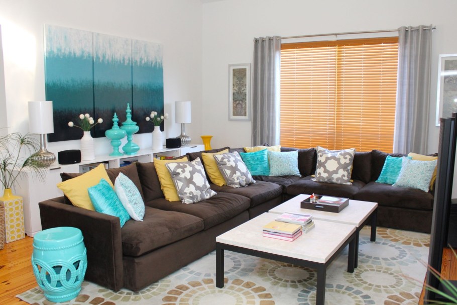 Бирюзовые шторы в интерьере гостиной