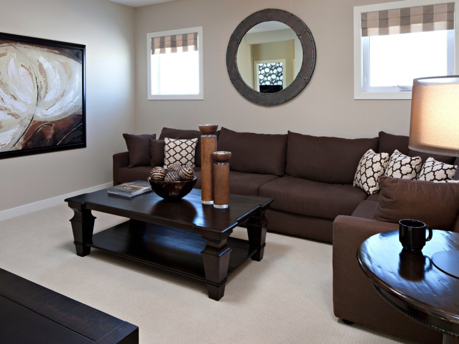 Темная мебель в гостиной