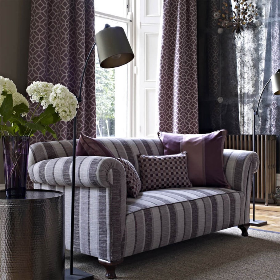 Сиреневые шторы в интерьере гостиной