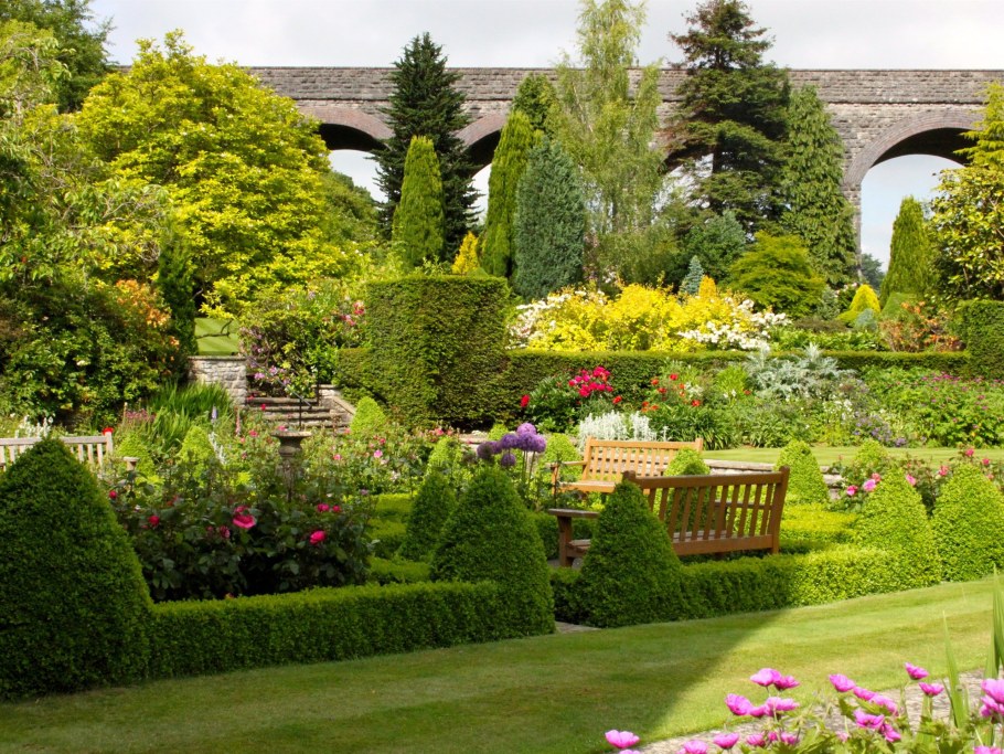 Английский сад Левенс Холл