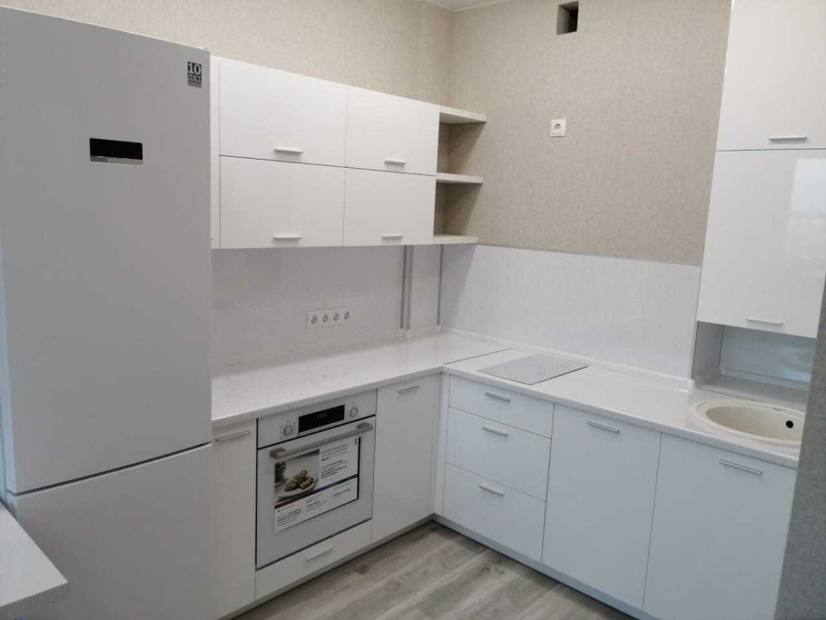 Белая глянцевая кухня