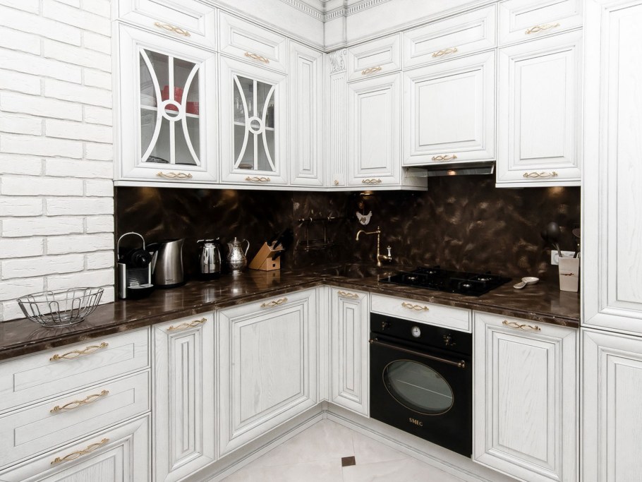 Кухня Неоклассика белая с темной столешницей