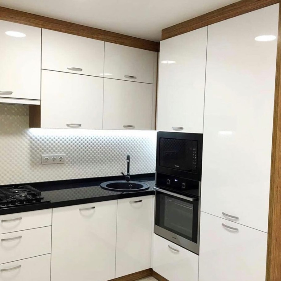 Кухня с белыми фасадами