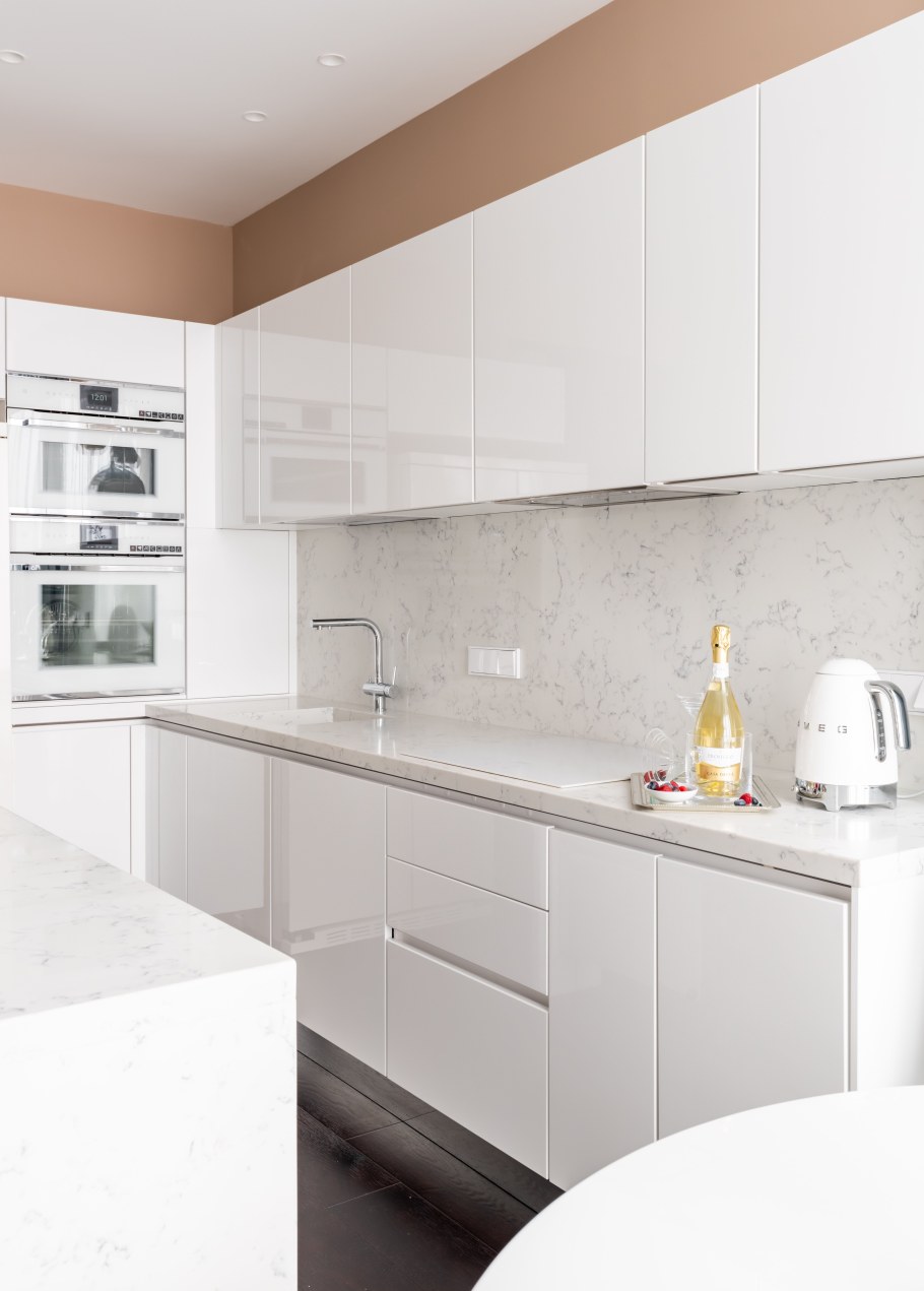 Селая кухня с белой столешницей