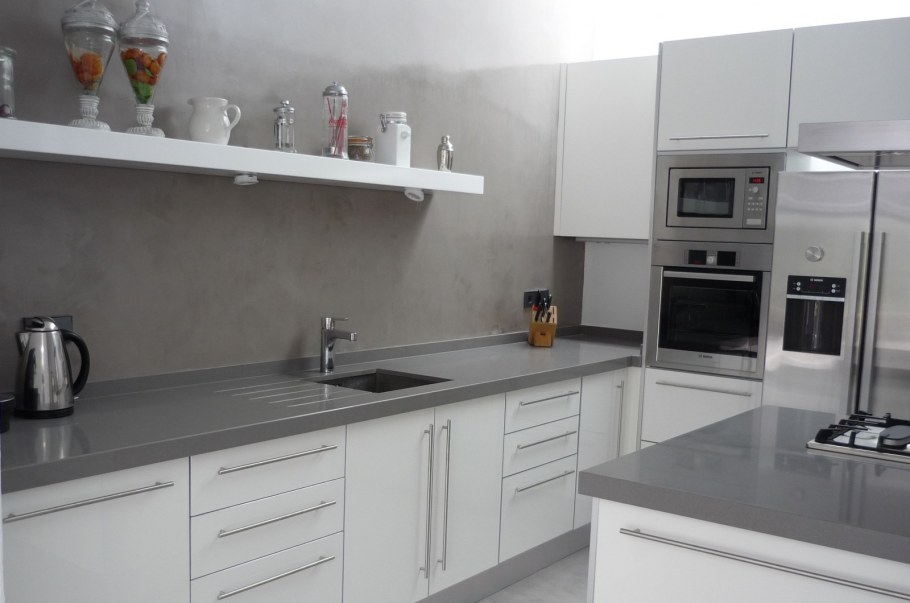 Белый стол на белой кухне