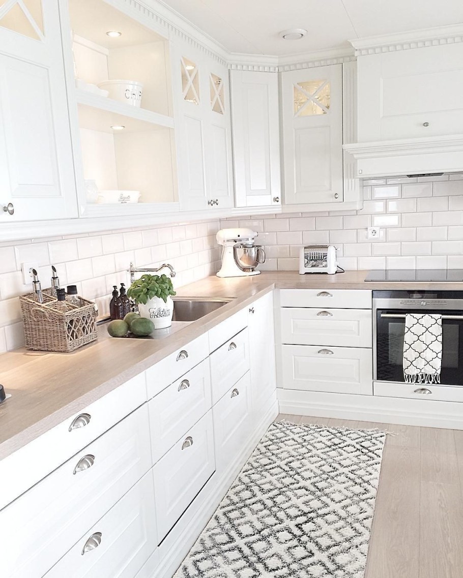 Белая плитка на кухне