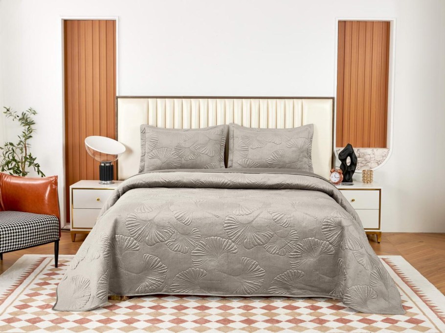 Покрывало с обтачкой на кровать коричневое