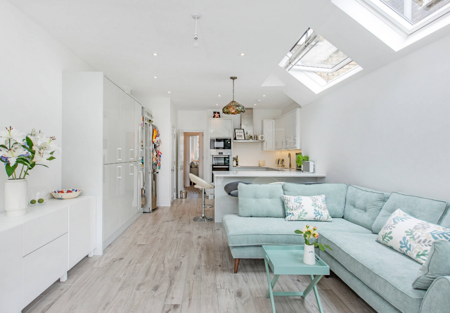 Студия в светлых тонах