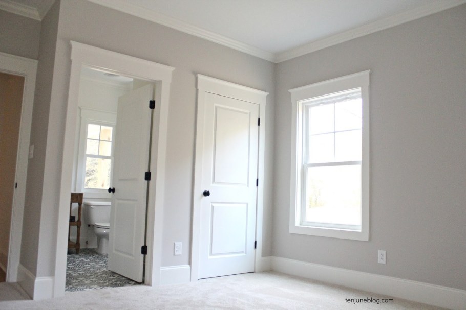 Белые двери и плинтуса