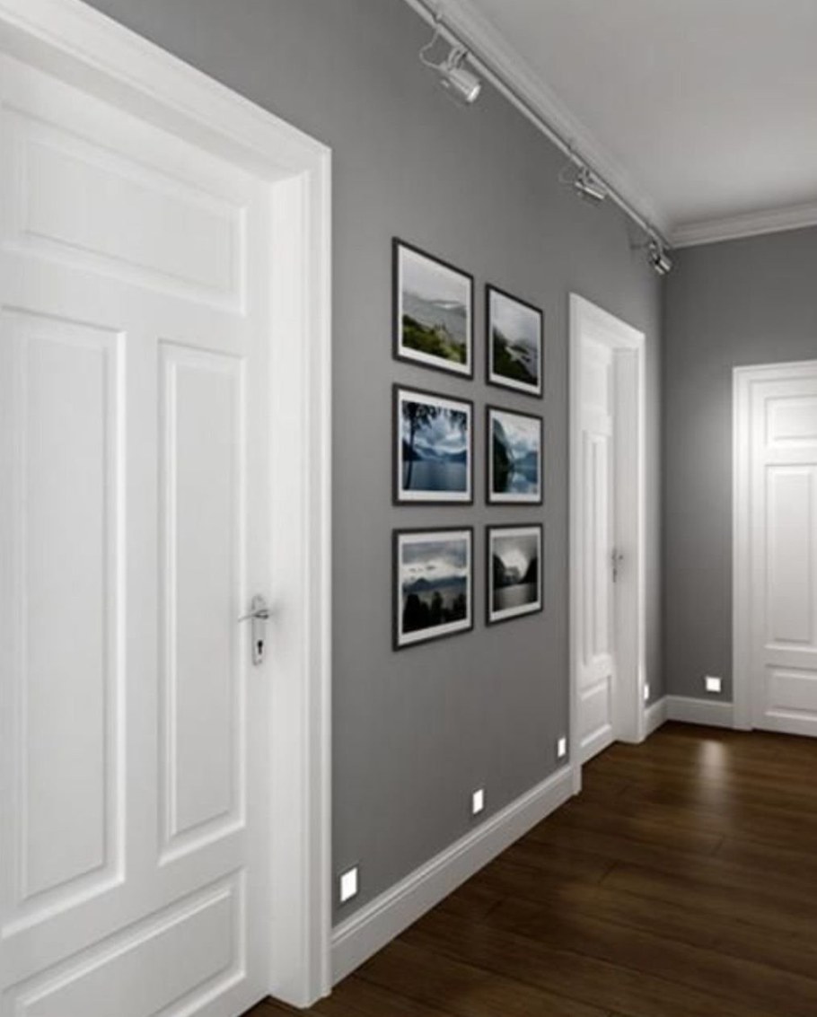 Интерьер с белыми дверями и плинтусами