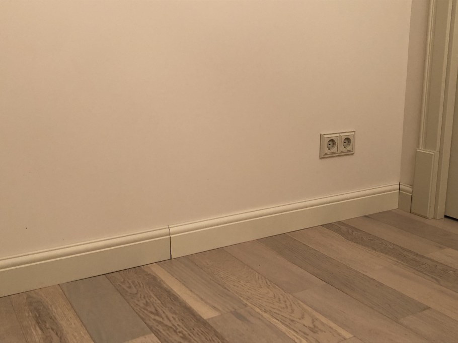 Плинтус в цвет стен