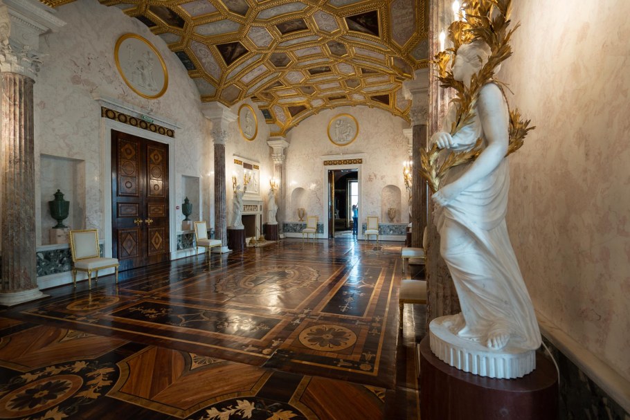 Лестница агатовые комнаты Царском селе маски