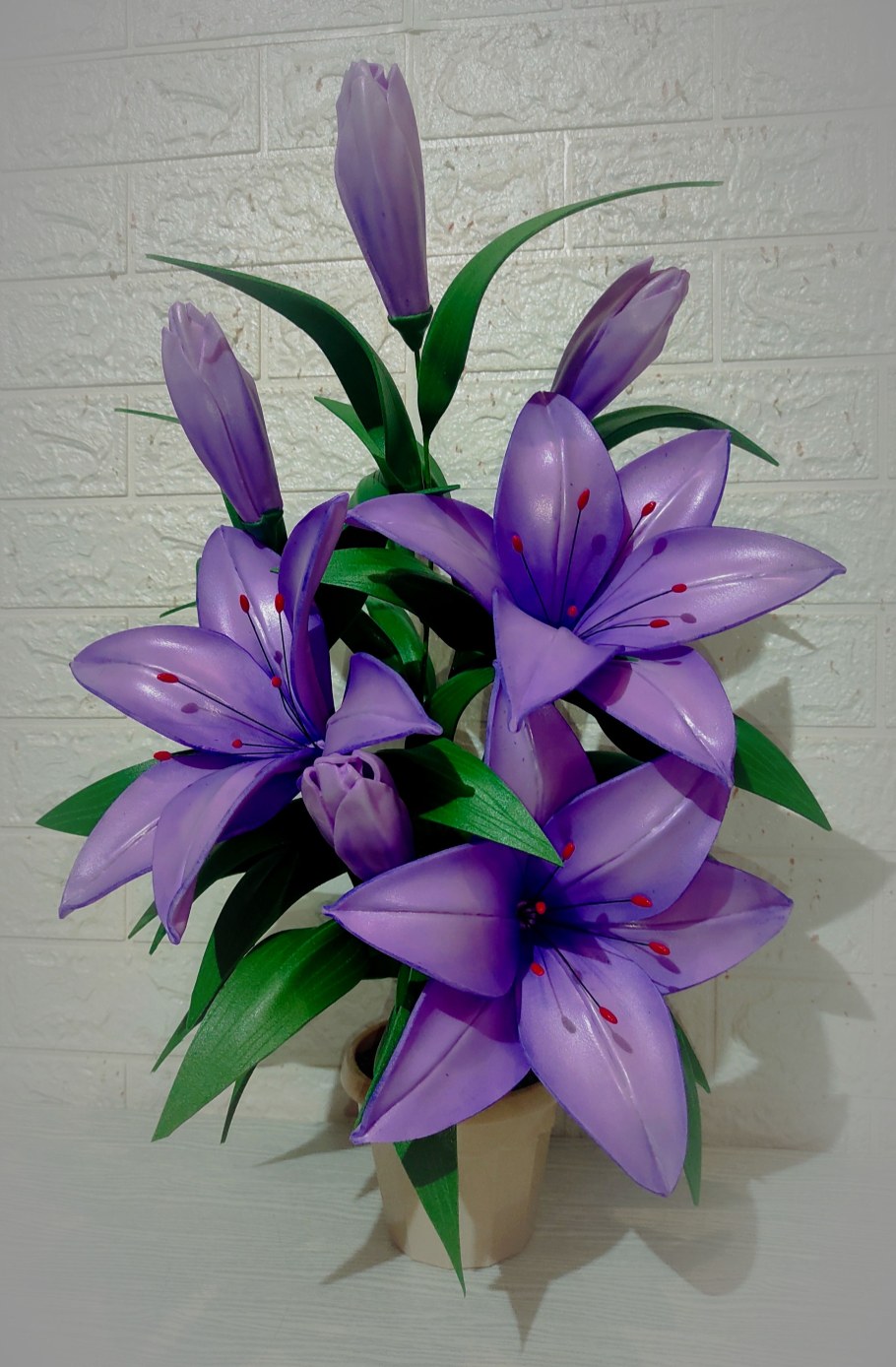 Лилии в горшке Леруа