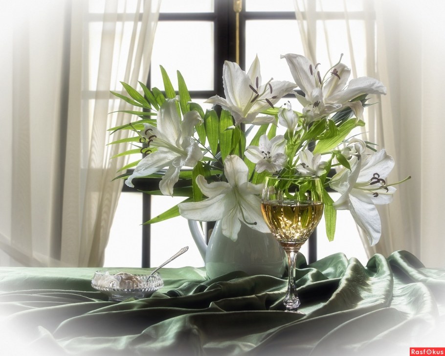 Белые лилии натюрморт