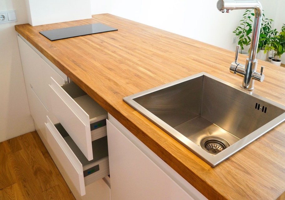 Кухня с деревянной столешницей