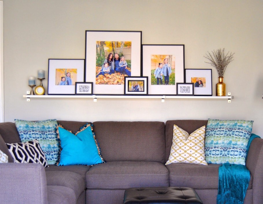 Полка над диваном в интерьере