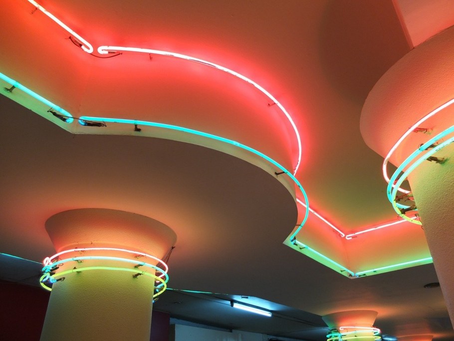 Неоновая подсветка в интерьере