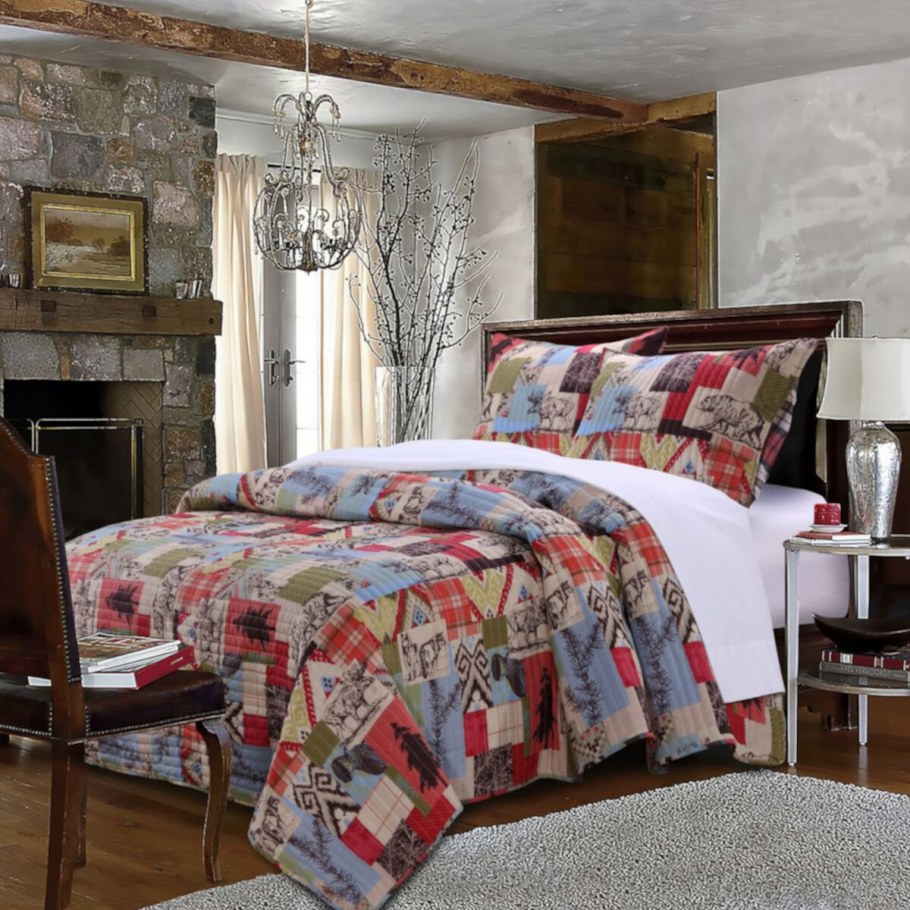 Пэчворк в интерьере деревянного дома