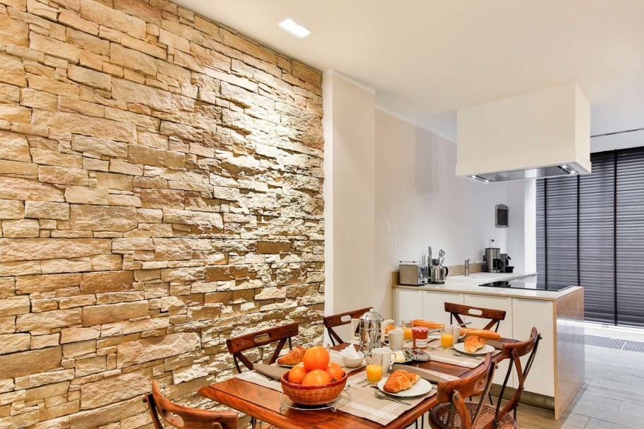 Дизайн кухни с декоративным камнем