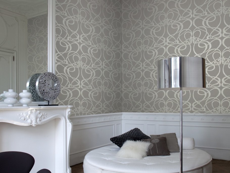 Белые обои с серебристым рисунком