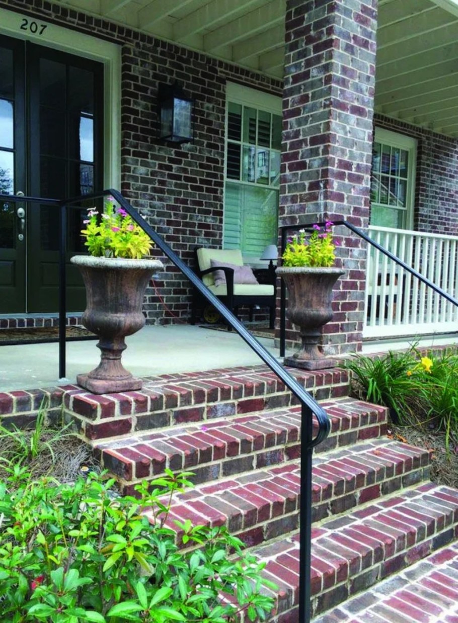 Входные ступеньки в дом