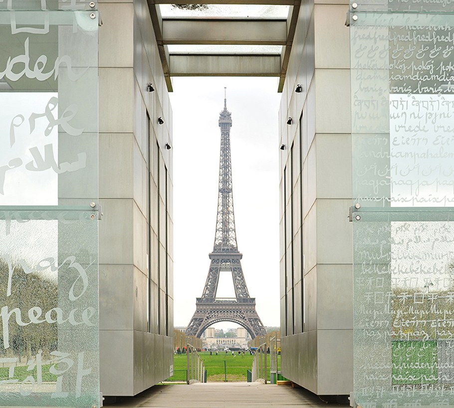 Фотообои "вид с уличного кафе на Эйфелеву башню"