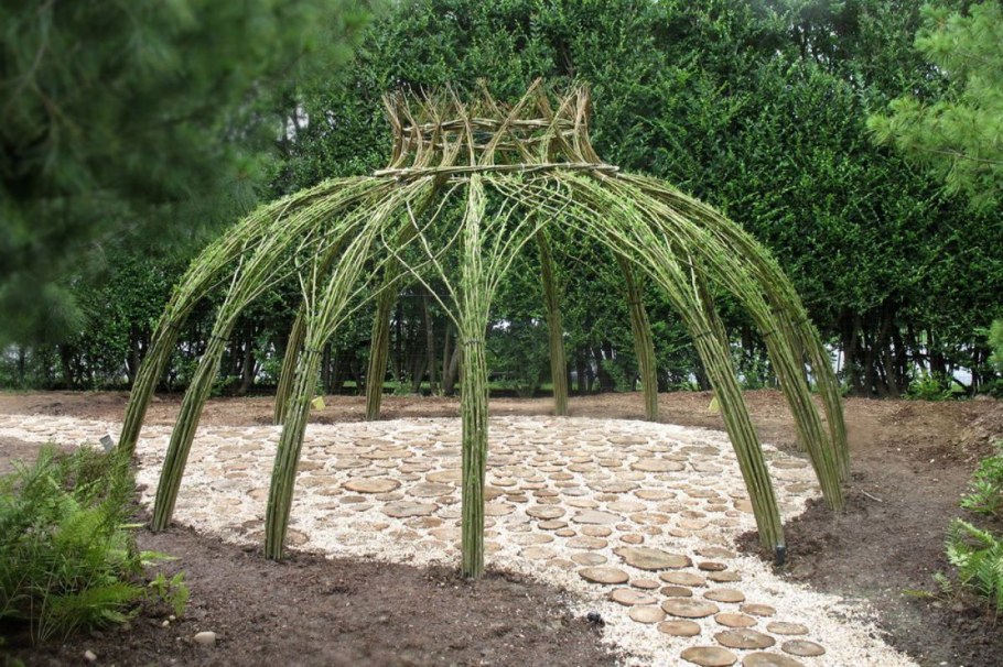 Пергола у плакучей ивы