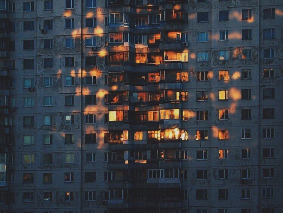 Много итажный дом ночью