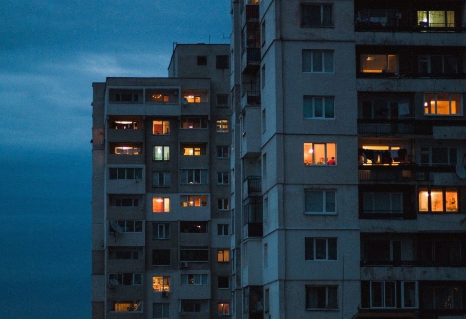 Многоэтажный дом ночью