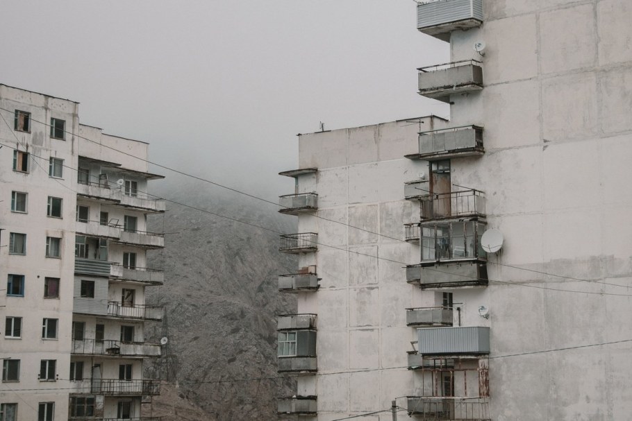 Серые панельные многоэтажки