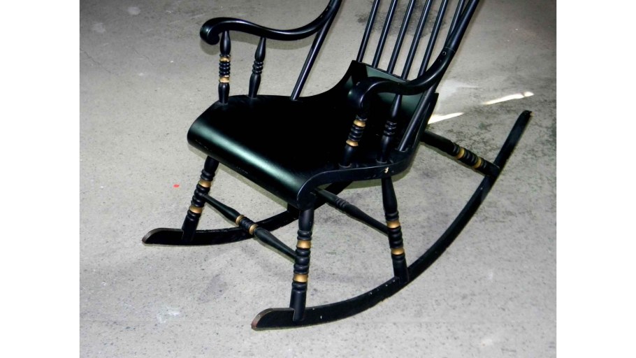 Шерлок Холмс в кресле качалке