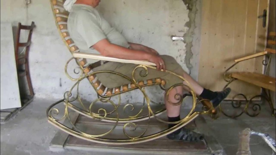 Кресло-качалка из металлического профиля