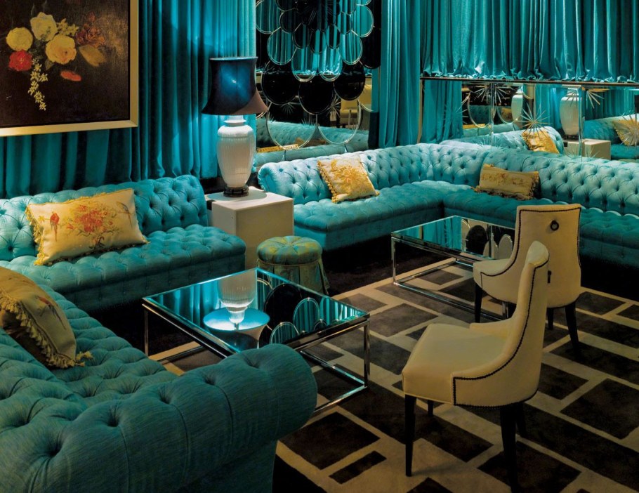 Комната с бирюзовыми шторами