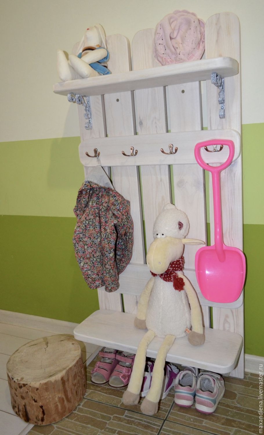 Детская вешалка для одежды в прихожую