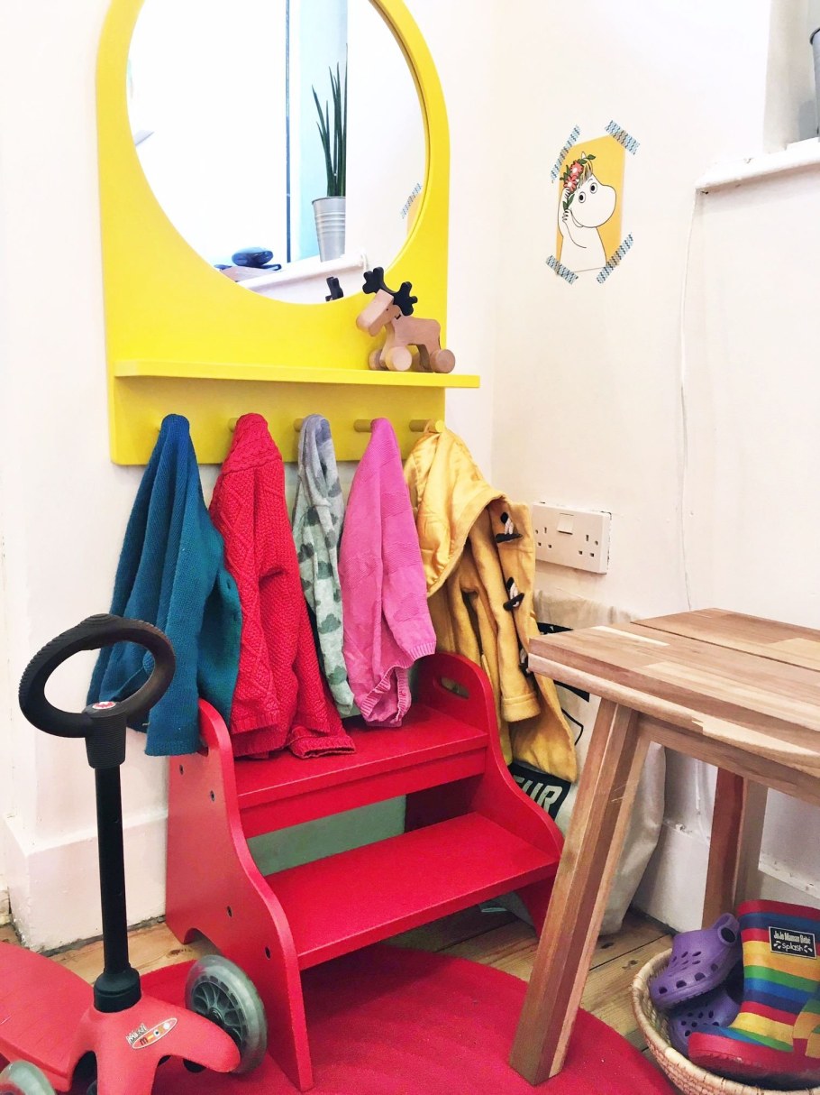 Прихожая по Монтессори для ребенка