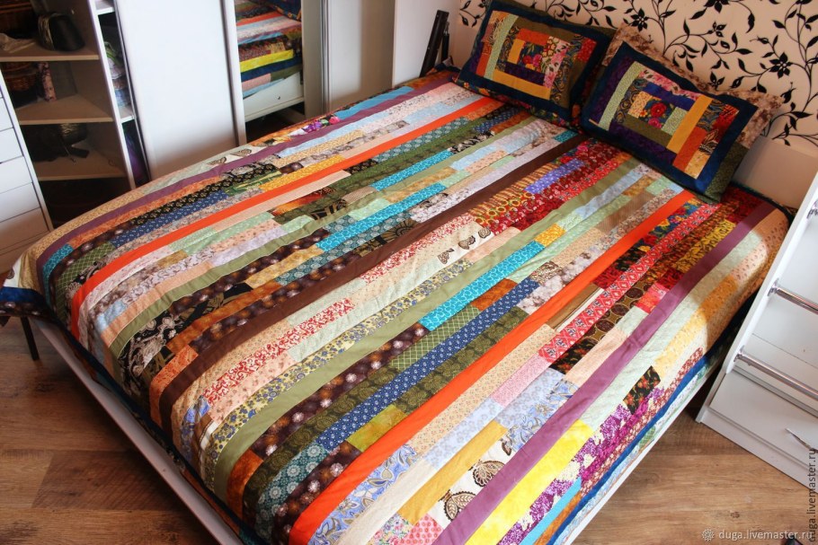 Лоскутное одеяло из полосок ткани