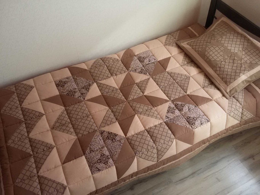 Лоскутное покрывало в бежевых тонах