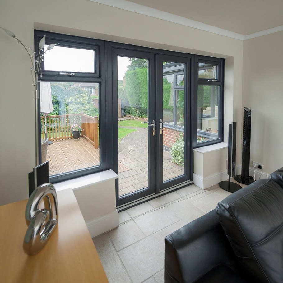 Окна Рехау черные