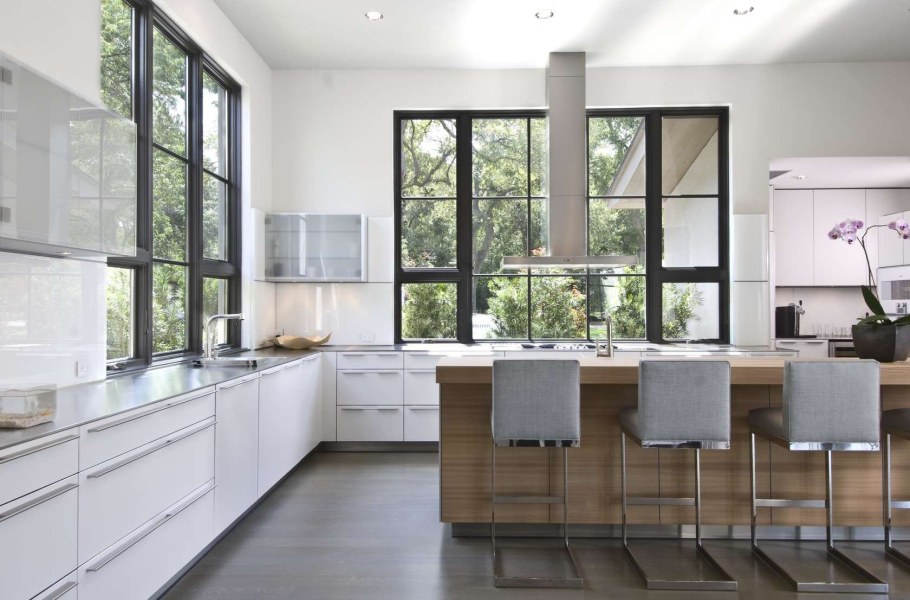 Кухня с большими окнами