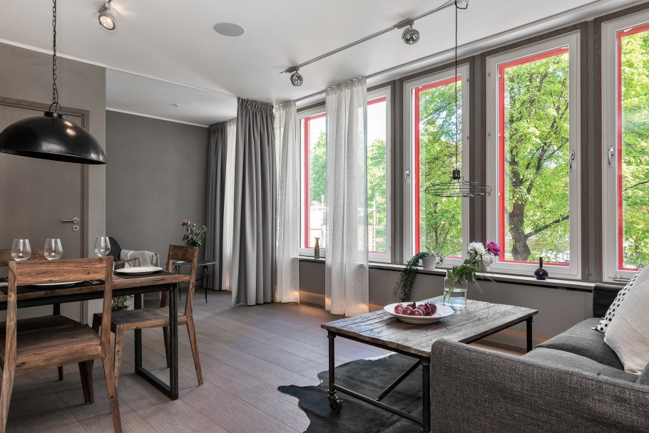 Серые рамы окон в интерьере