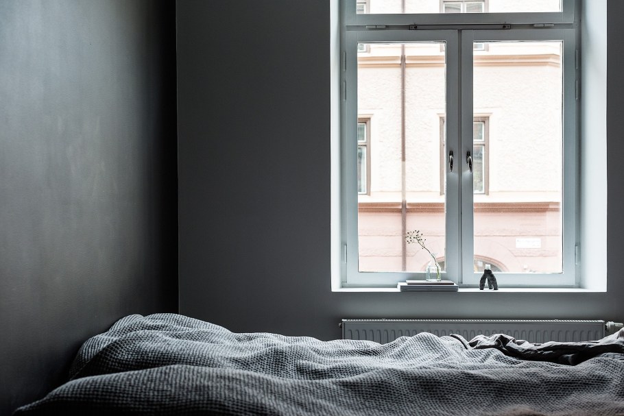 Серая комната с окном