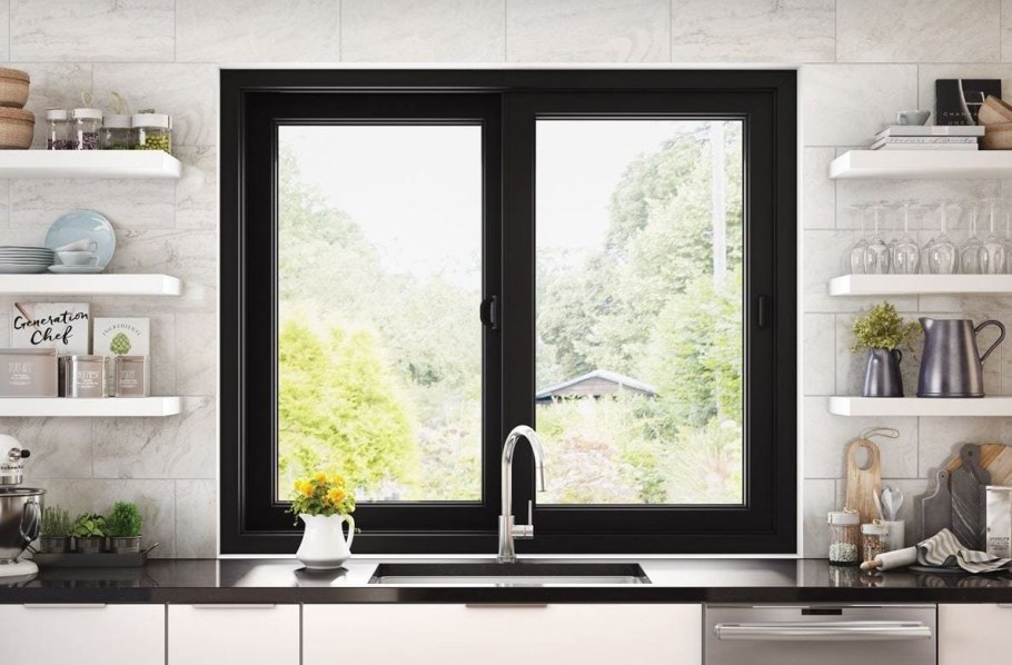 Темные рамы окон в интерьере