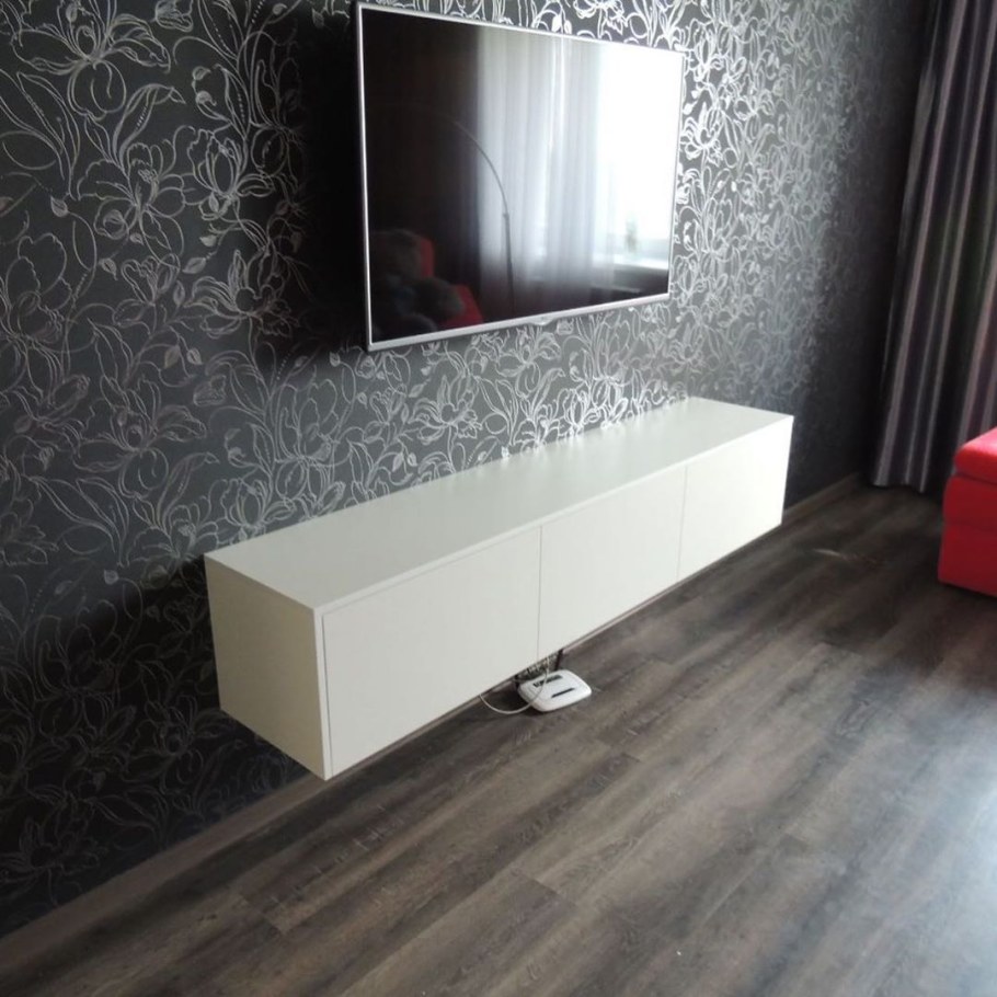 Белая парящая тумба под телевизор