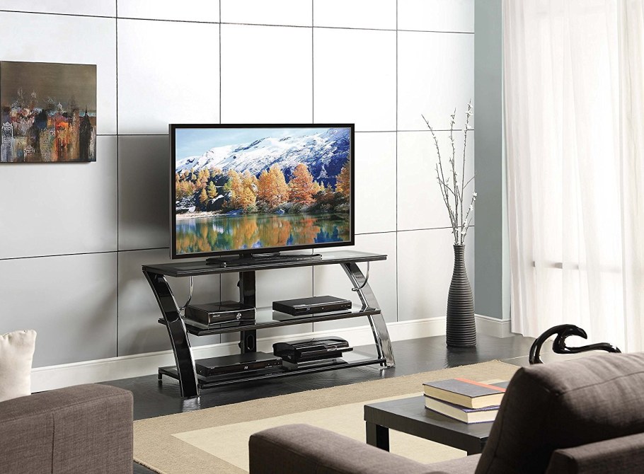 Телевизор 50 дюймов на стене